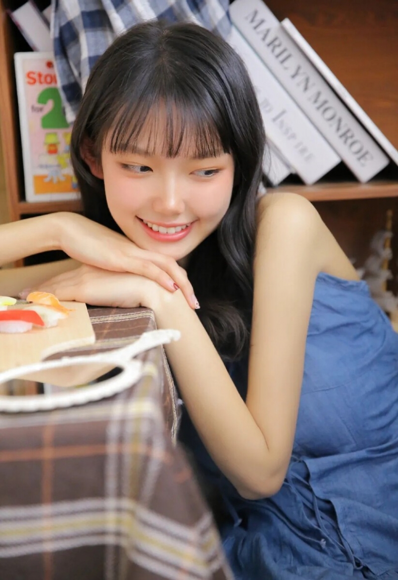 吊带裙小姐姐露齿甜笑私房写真  第1张