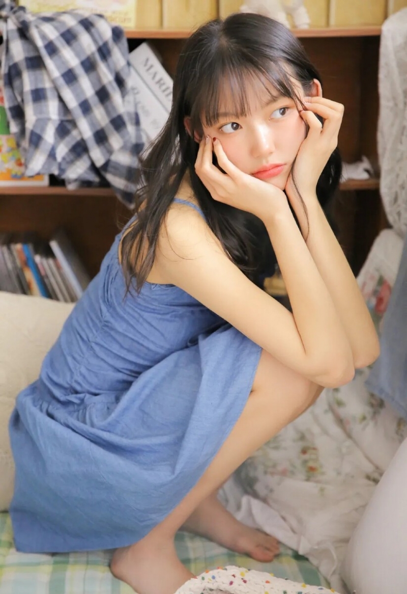 吊带裙小姐姐露齿甜笑私房写真  第2张