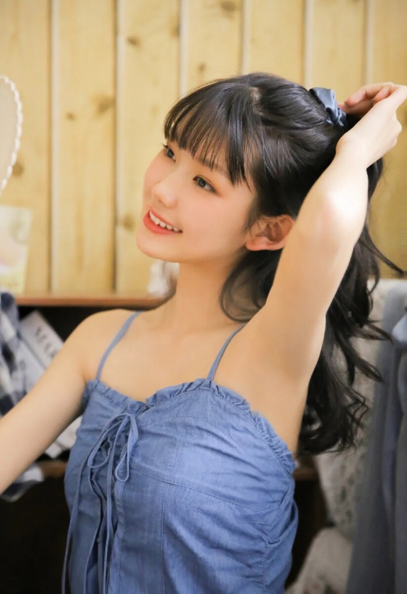 吊带裙小姐姐露齿甜笑私房写真  第3张