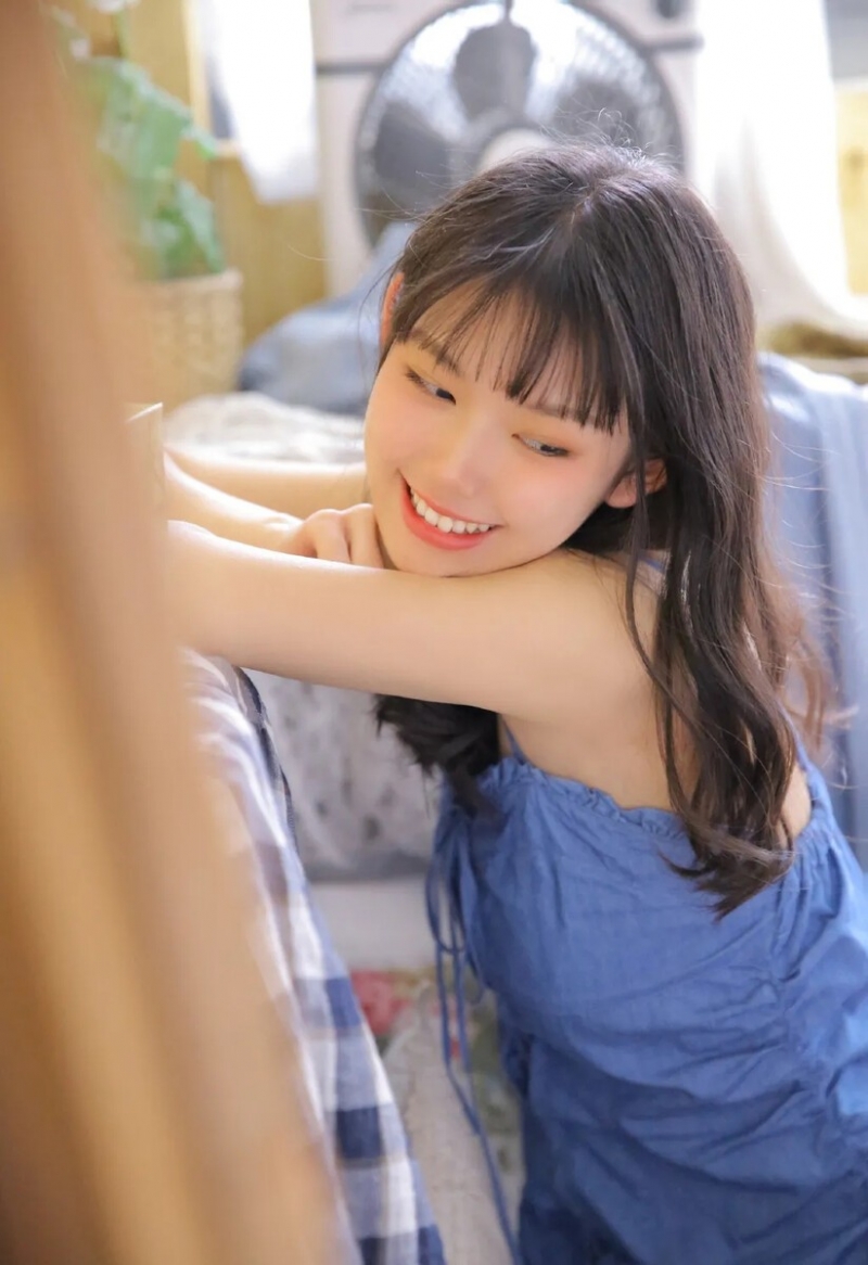 吊带裙小姐姐露齿甜笑私房写真  第4张