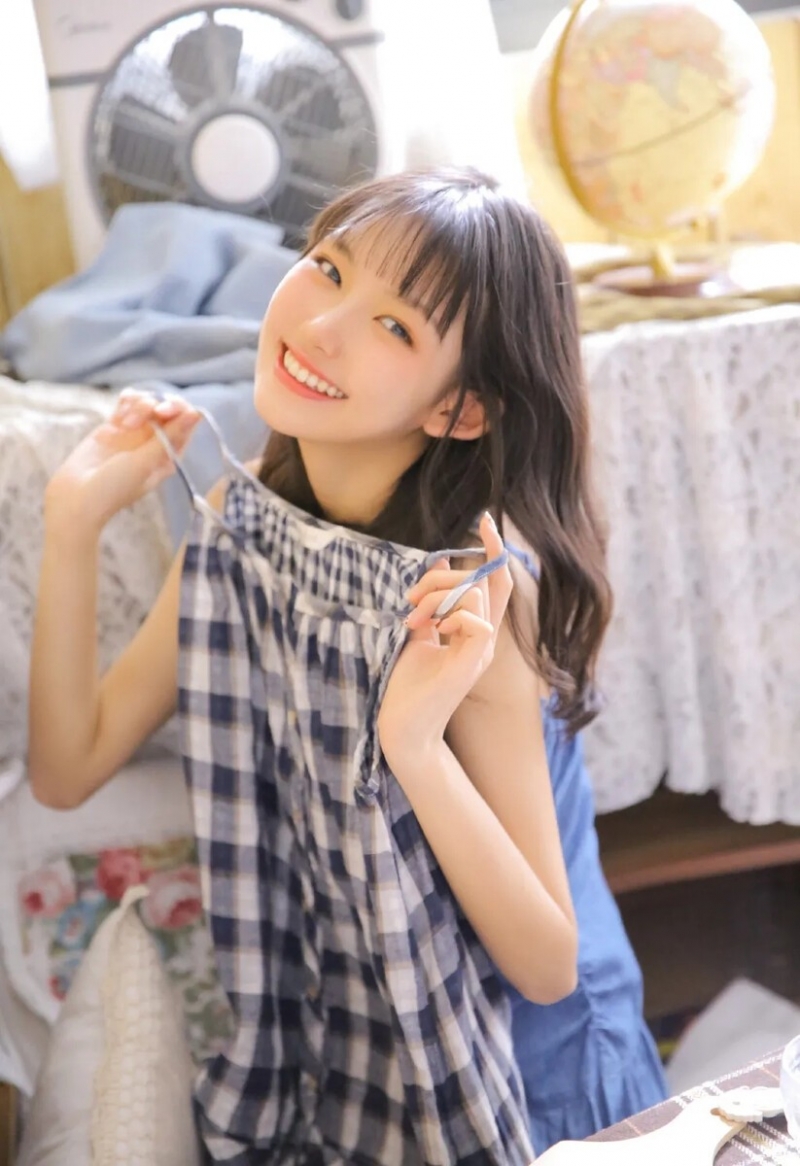 吊带裙小姐姐露齿甜笑私房写真  第5张