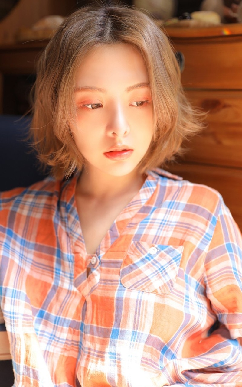 阳光下的短发美妞漂亮脸蛋私拍  第4张