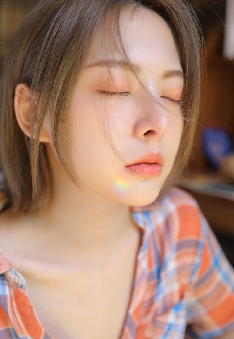 阳光下的短发美妞漂亮脸蛋私拍  第7张
