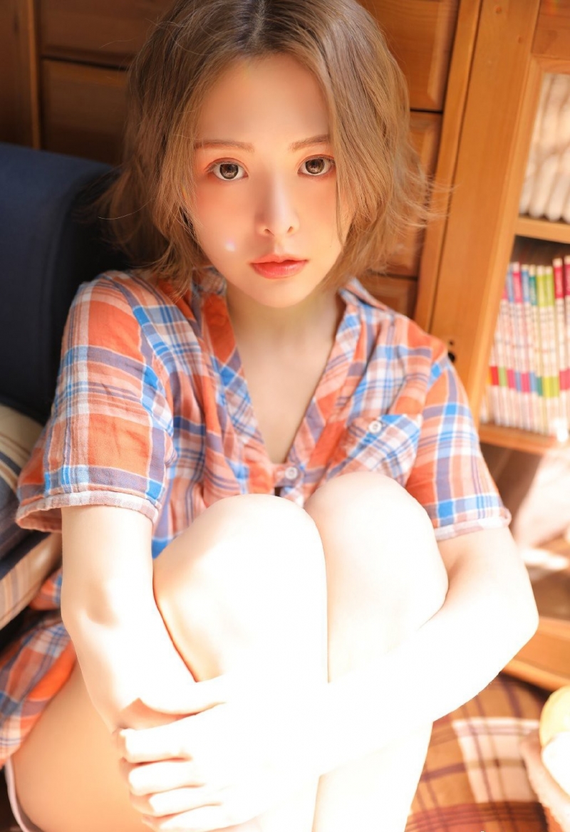 阳光下的短发美妞漂亮脸蛋私拍  第8张