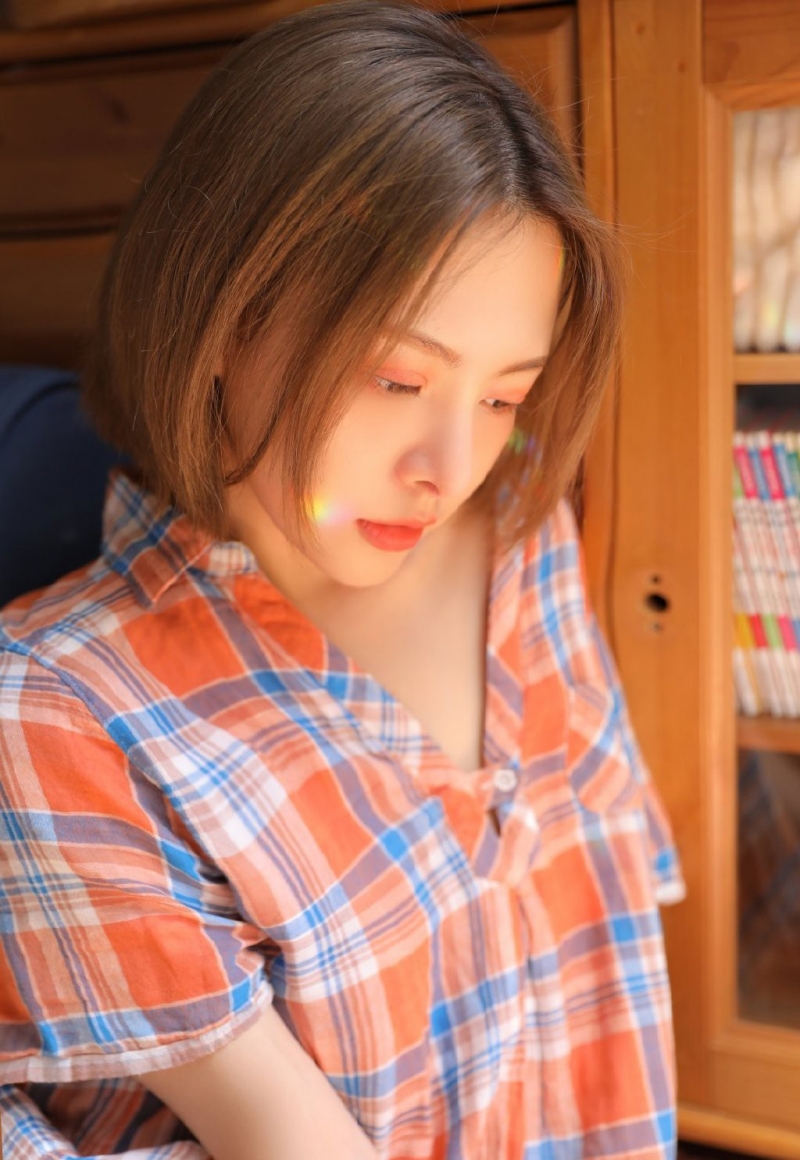 阳光下的短发美妞漂亮脸蛋私拍  第9张