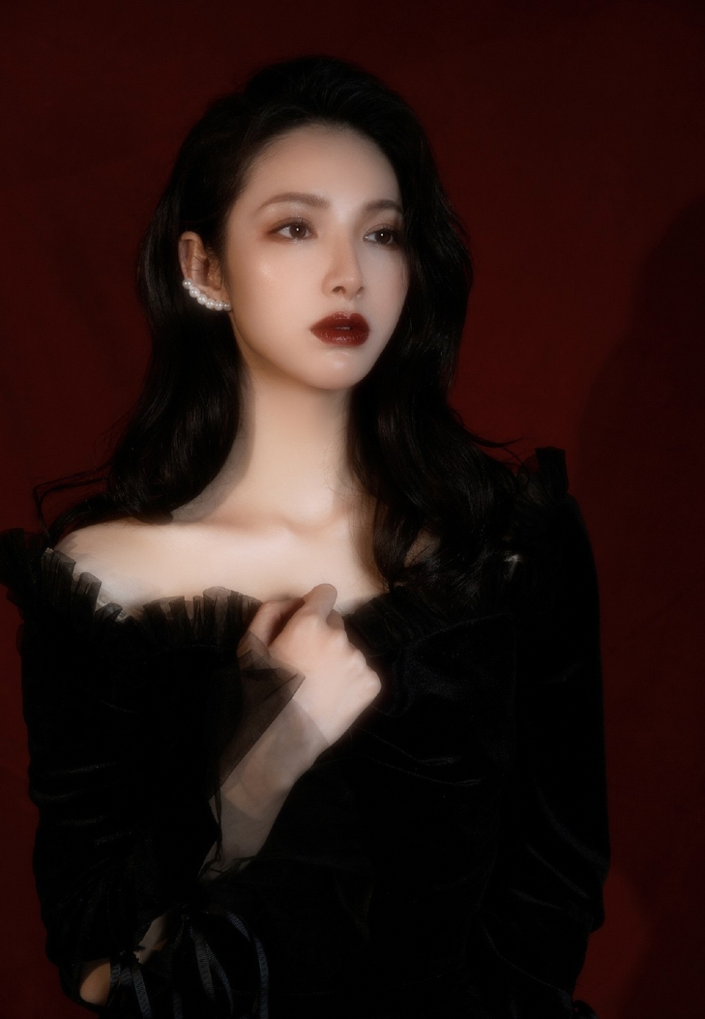 烈焰红唇美女御姐小露香肩美图  第1张