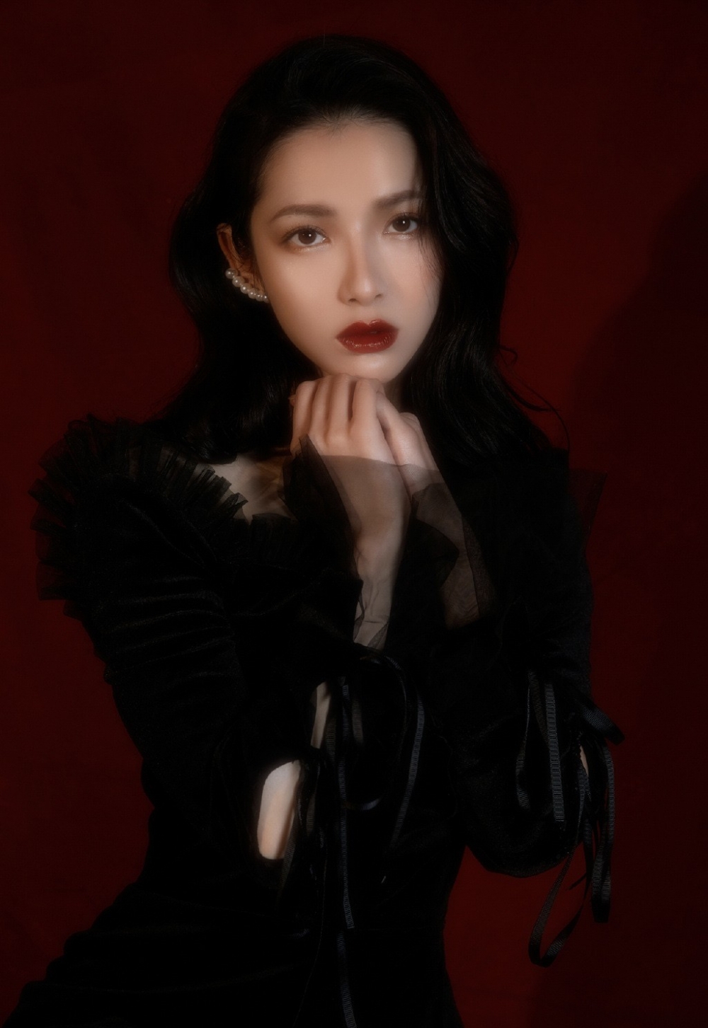 烈焰红唇美女御姐小露香肩美图  第2张