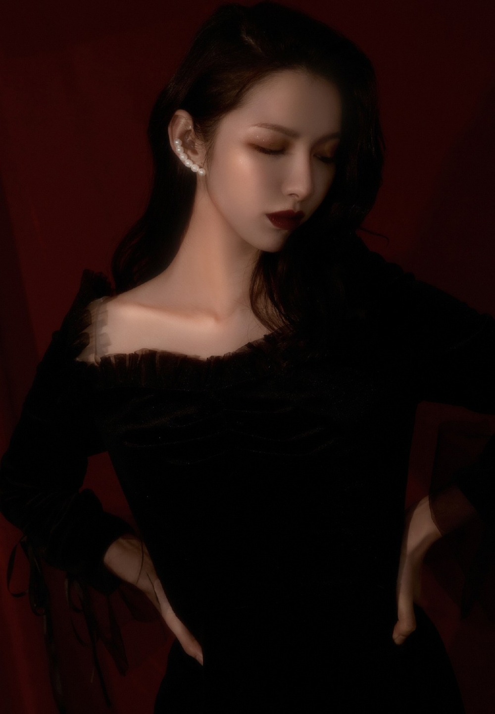 烈焰红唇美女御姐小露香肩美图  第3张