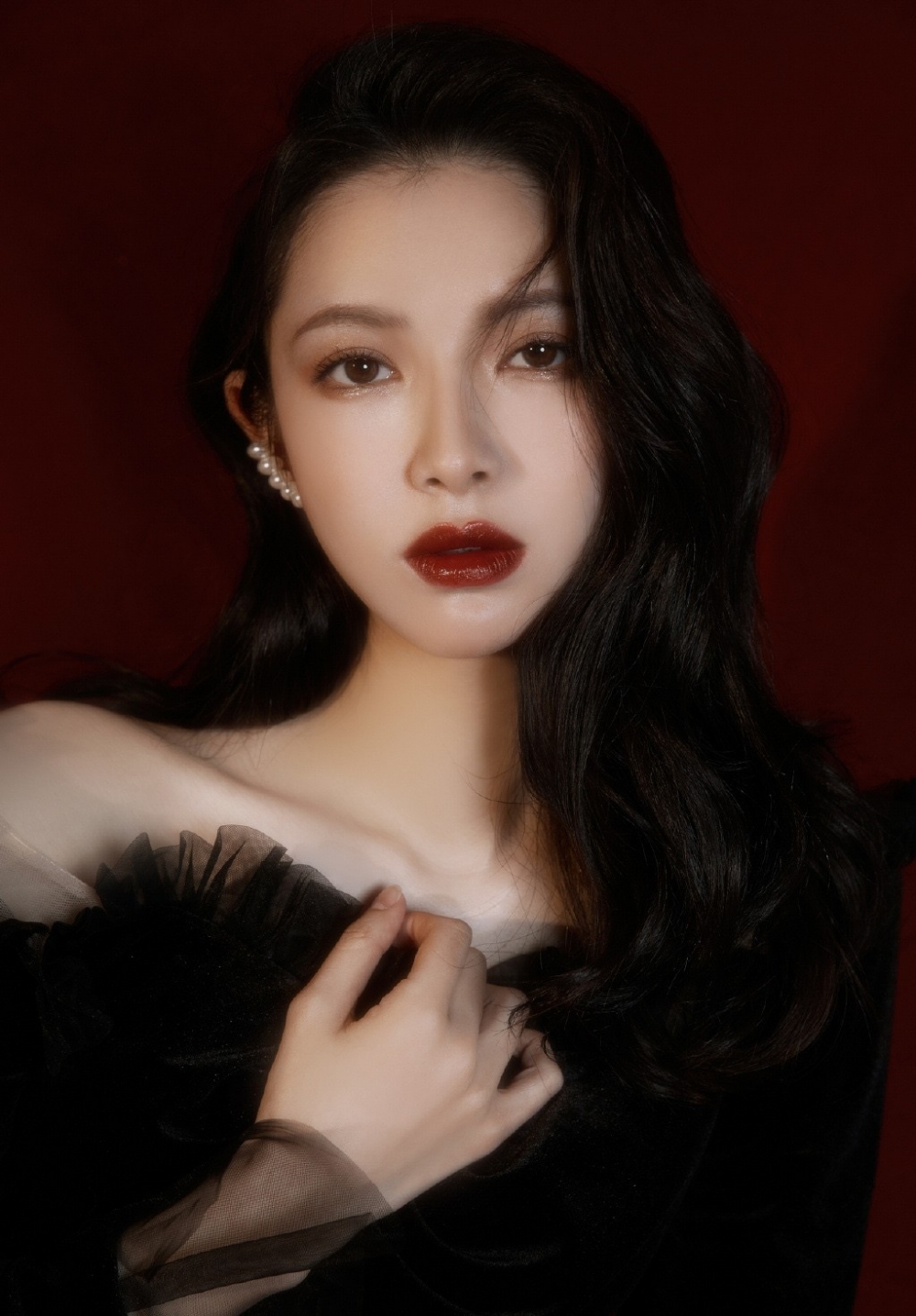 烈焰红唇美女御姐小露香肩美图  第4张