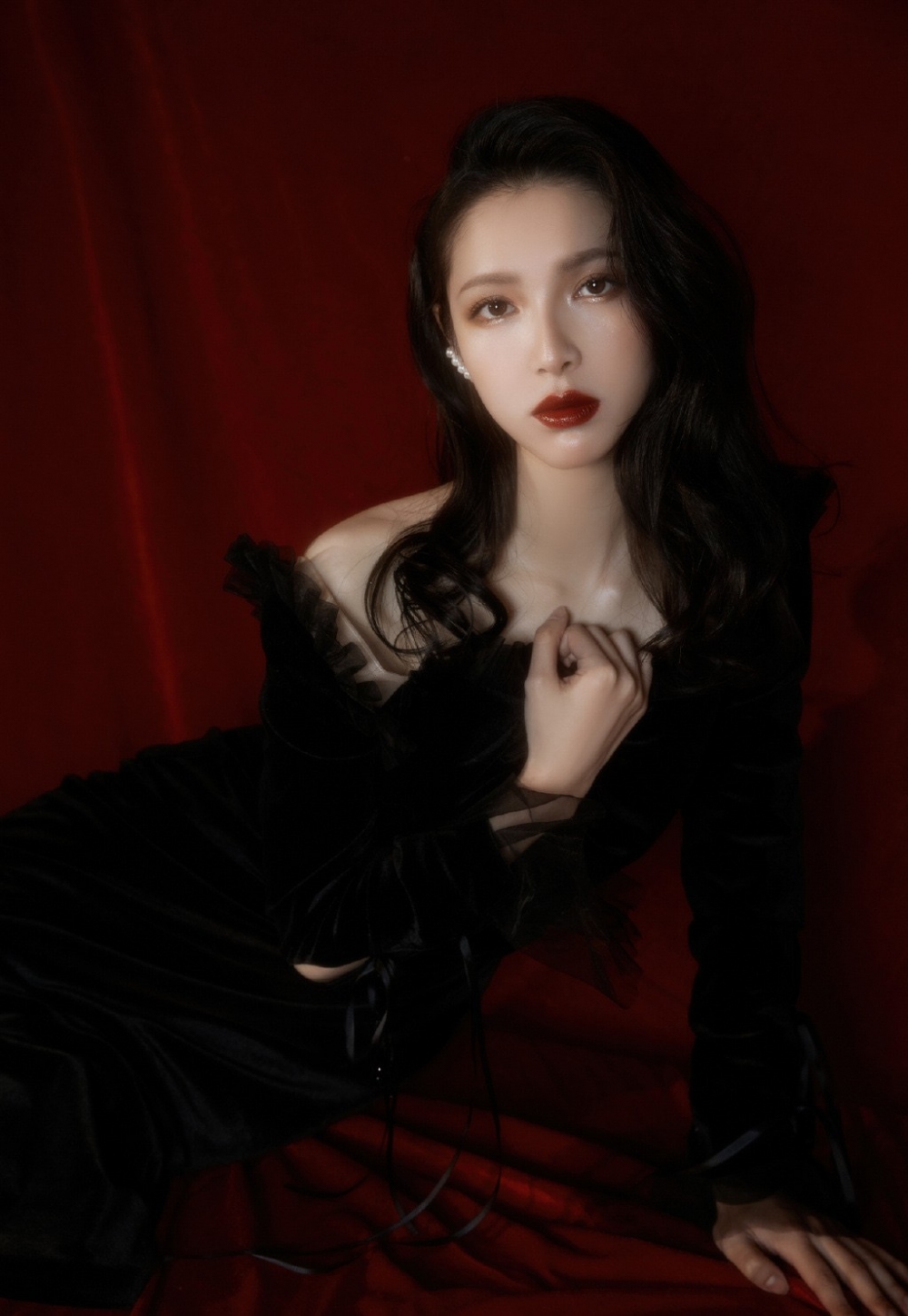 烈焰红唇美女御姐小露香肩美图  第5张