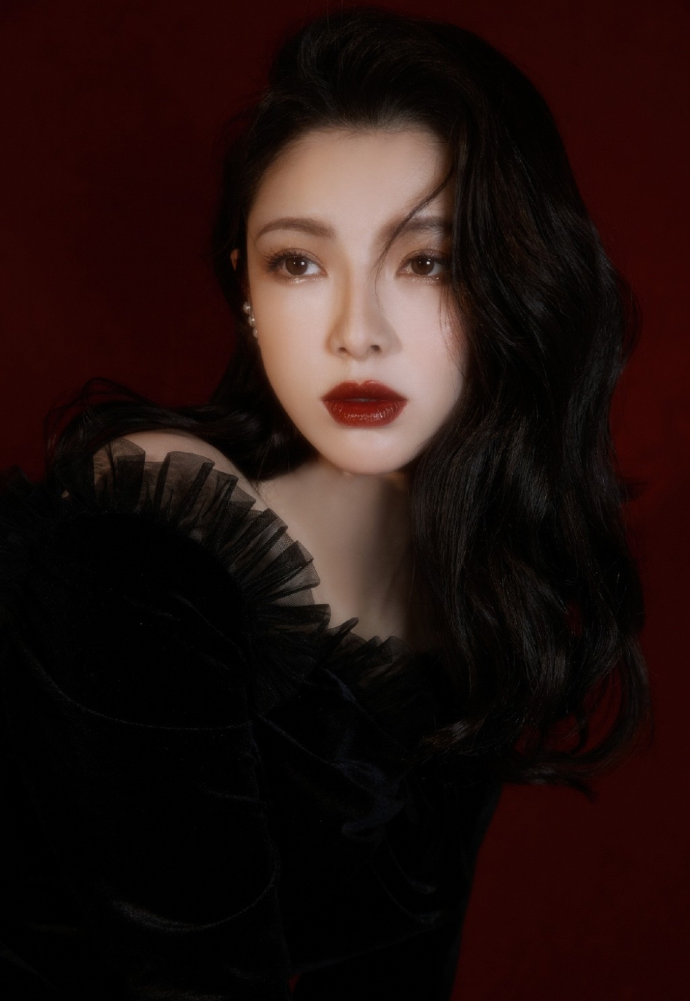 烈焰红唇美女御姐小露香肩美图  第6张