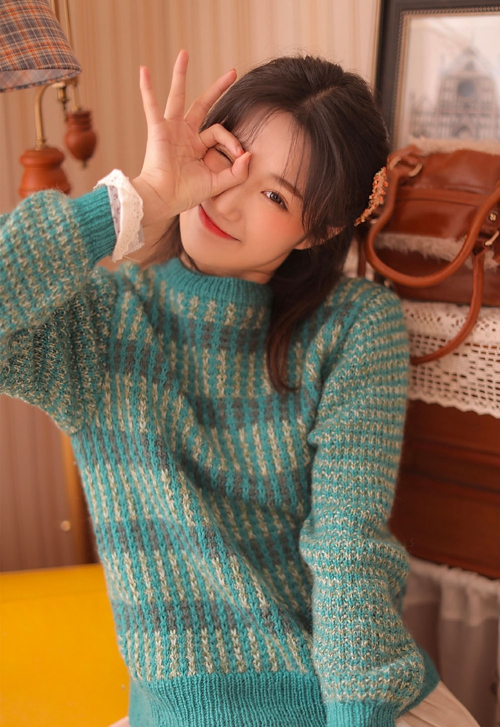 俏皮可爱毛衣美女室内个人写真  第1张