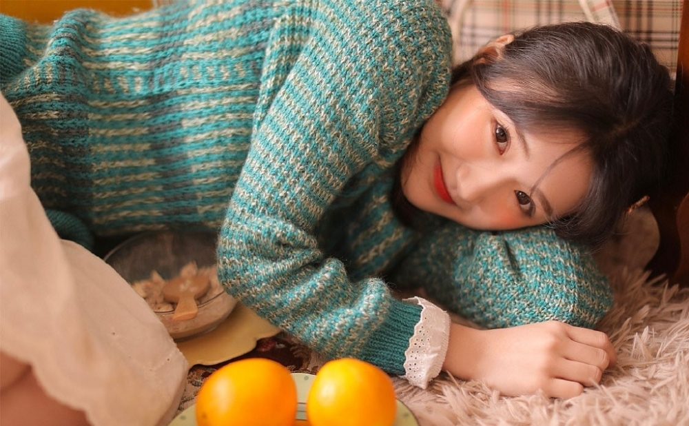 俏皮可爱毛衣美女室内个人写真  第2张