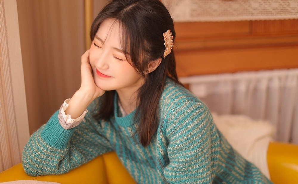 俏皮可爱毛衣美女室内个人写真  第3张