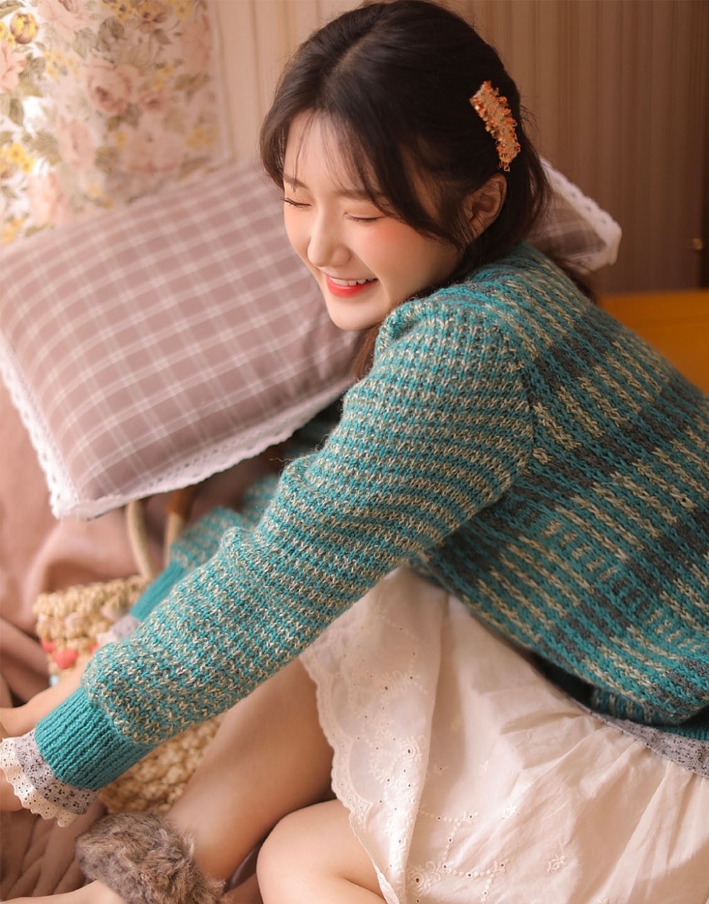 俏皮可爱毛衣美女室内个人写真  第5张