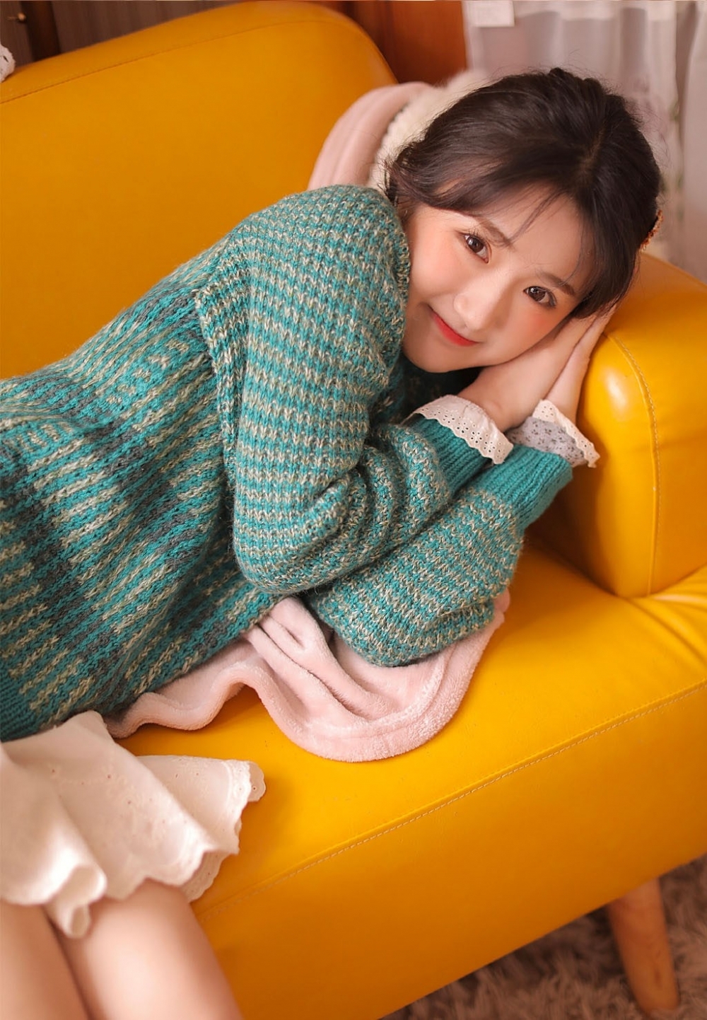 俏皮可爱毛衣美女室内个人写真  第6张