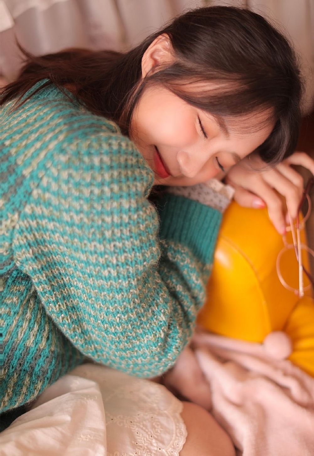 俏皮可爱毛衣美女室内个人写真  第7张