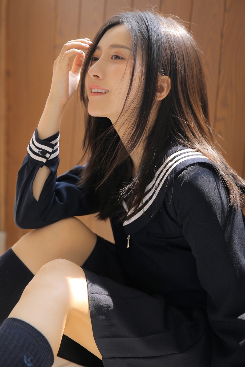 长发学生妹日系JK制服教室写真  第3张