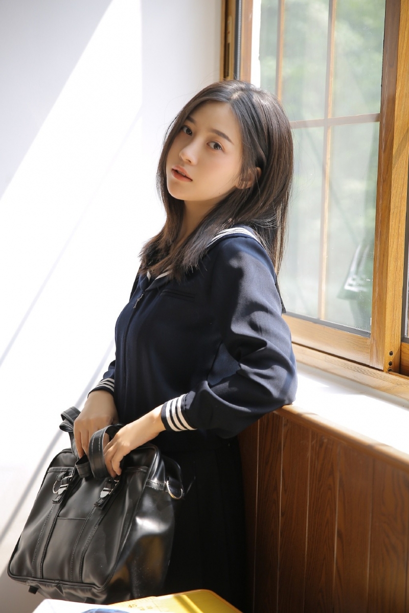 长发学生妹日系JK制服教室写真  第4张