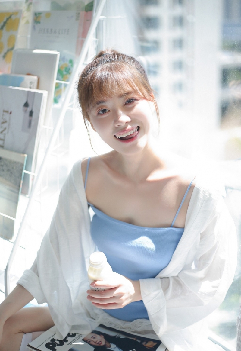 齐刘海美女萝莉吊带香肩私房照  第1张