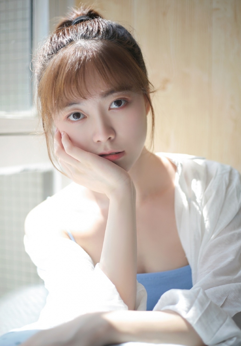 齐刘海美女萝莉吊带香肩私房照  第2张