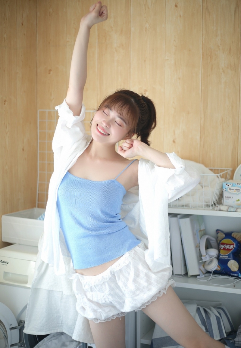 齐刘海美女萝莉吊带香肩私房照  第4张