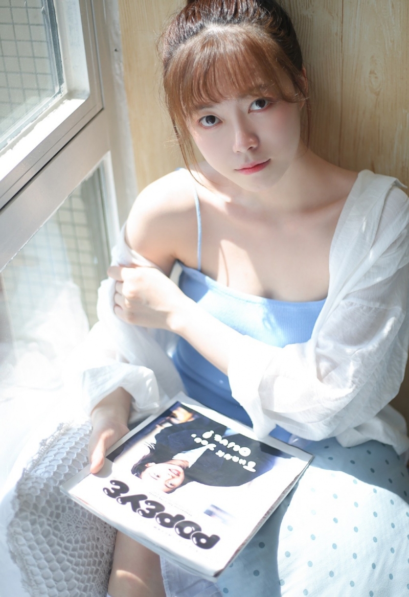 齐刘海美女萝莉吊带香肩私房照  第9张