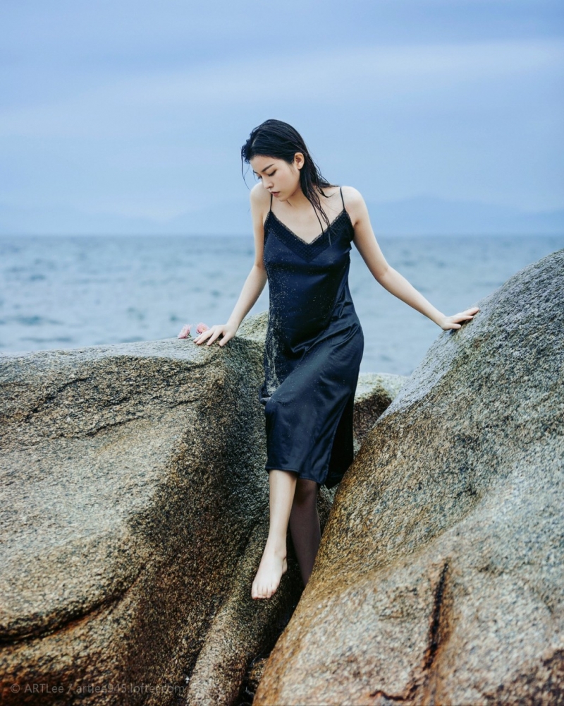 海边美女吊带黑裙湿身诱惑美图  第1张