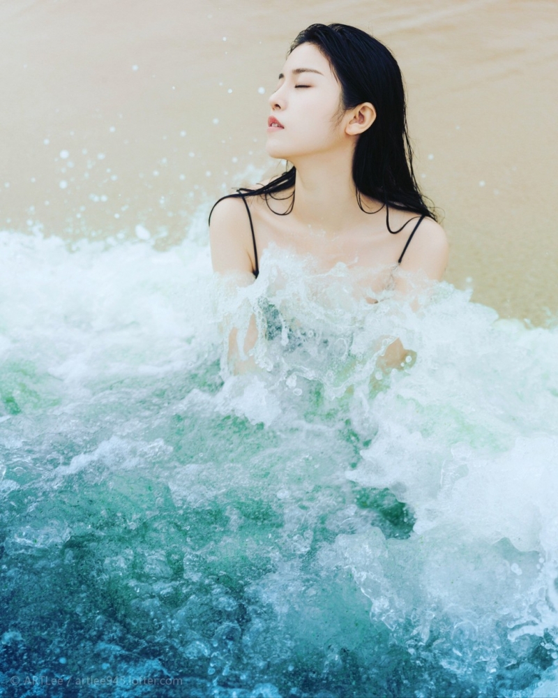 海边美女吊带黑裙湿身诱惑美图  第2张