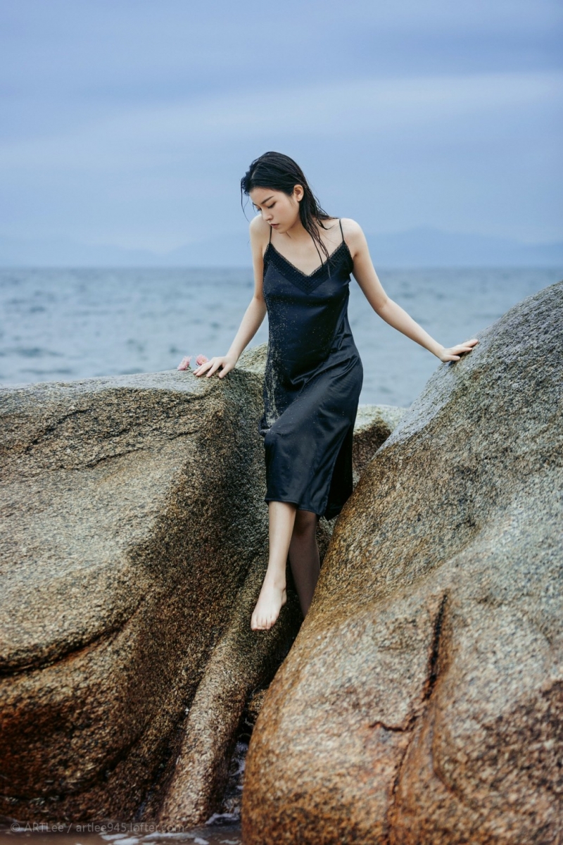 海边美女吊带黑裙湿身诱惑美图  第3张