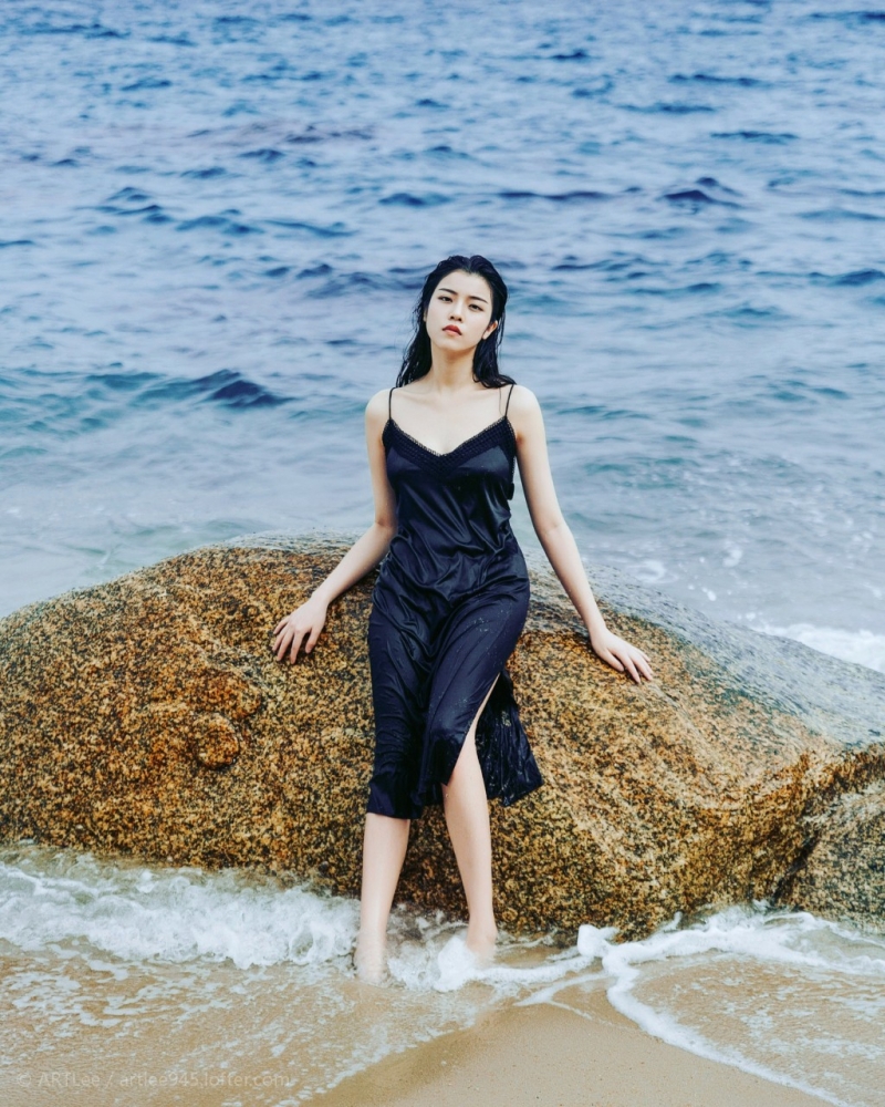 海边美女吊带黑裙湿身诱惑美图  第5张
