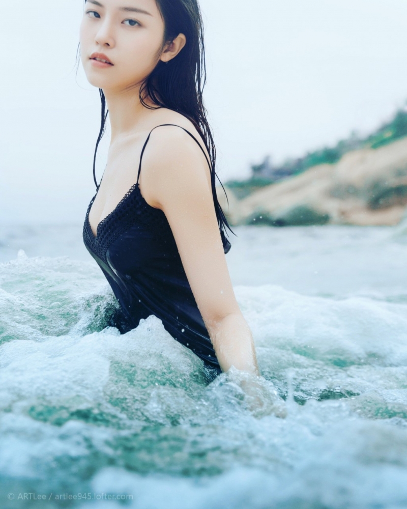 海边美女吊带黑裙湿身诱惑美图  第6张
