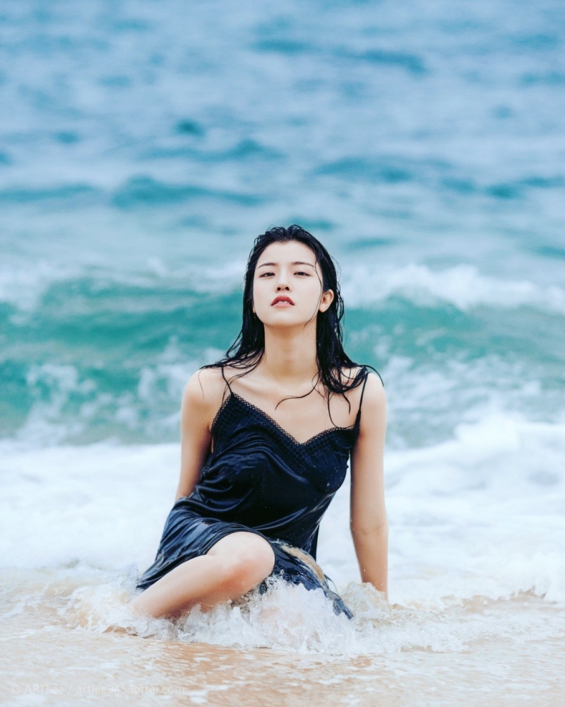 海边美女吊带黑裙湿身诱惑美图  第8张