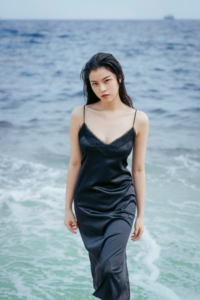 海边美女吊带黑裙湿身诱惑美图  第9张