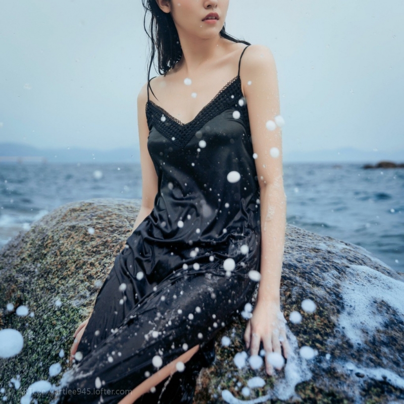 海边美女吊带黑裙湿身诱惑美图  第10张