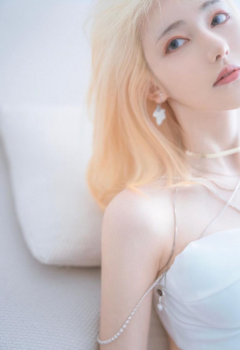 小蛮腰金发女郎白皙大长腿美图  第1张
