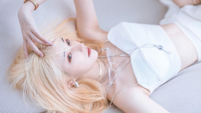小蛮腰金发女郎白皙大长腿美图  第4张