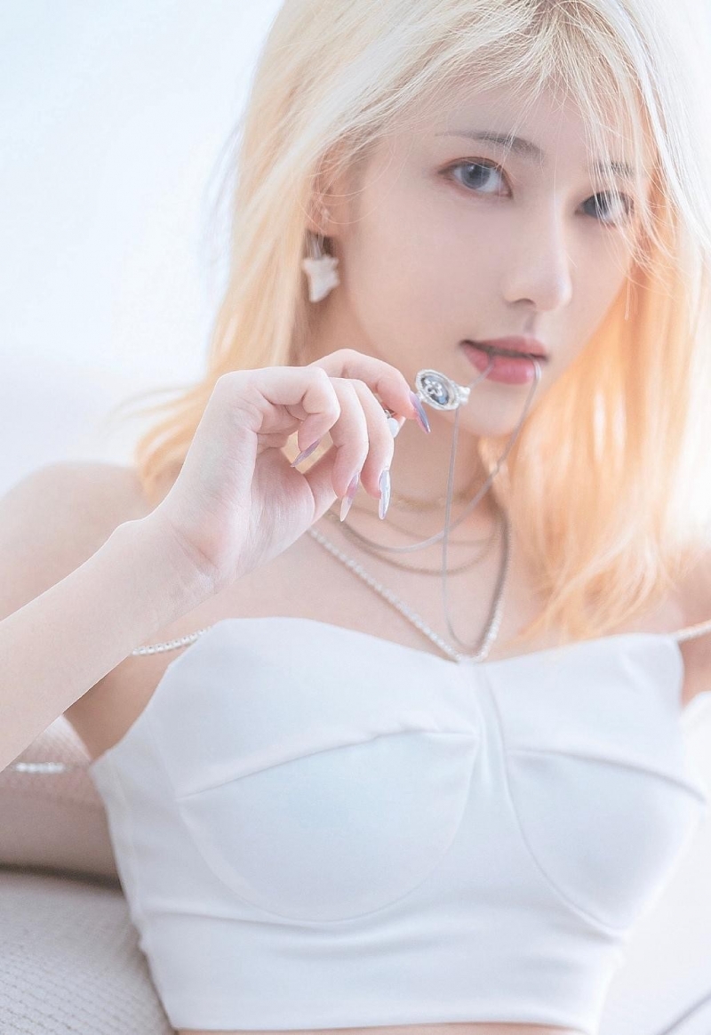 小蛮腰金发女郎白皙大长腿美图  第6张