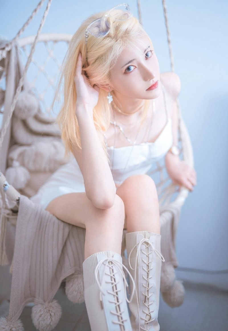 小蛮腰金发女郎白皙大长腿美图  第8张