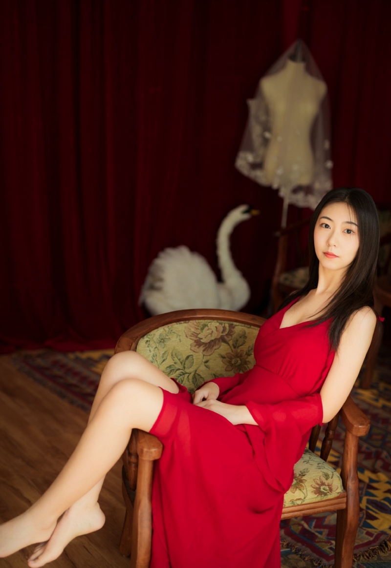 美女御姐吊带红裙风情万种写真  第1张