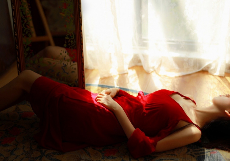 美女御姐吊带红裙风情万种写真  第2张