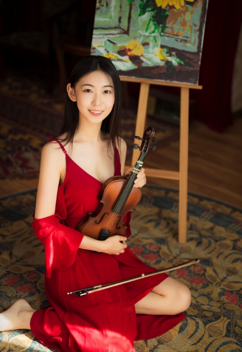 美女御姐吊带红裙风情万种写真  第4张