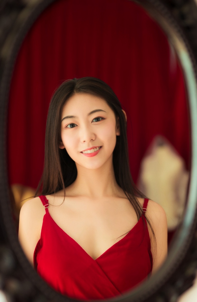 美女御姐吊带红裙风情万种写真  第6张