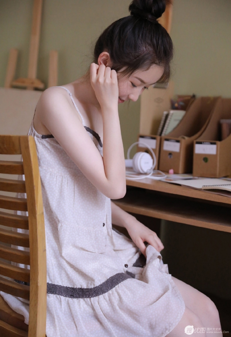 丸子头美少女吊带睡裙居家写真  第1张