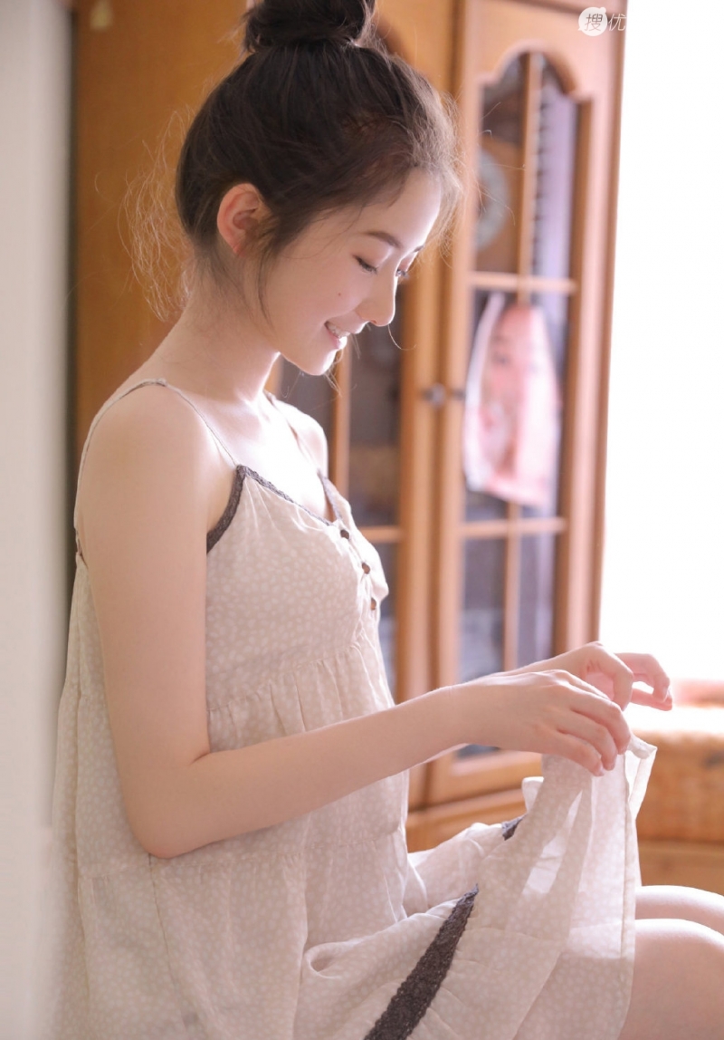 丸子头美少女吊带睡裙居家写真  第5张
