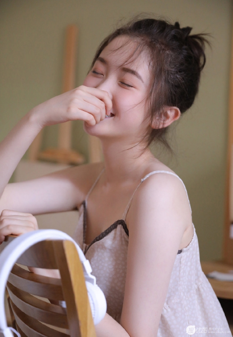 丸子头美少女吊带睡裙居家写真  第9张