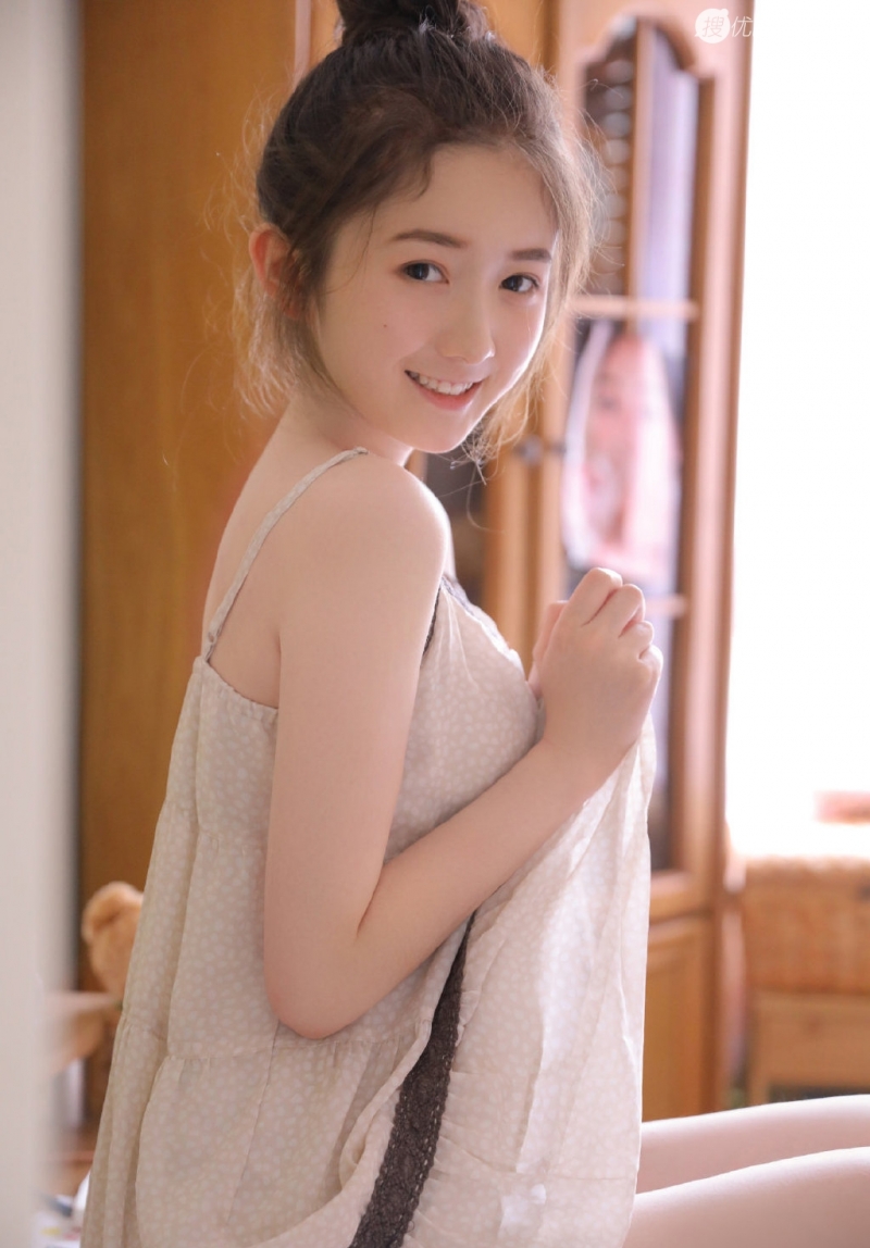 丸子头美少女吊带睡裙居家写真  第10张