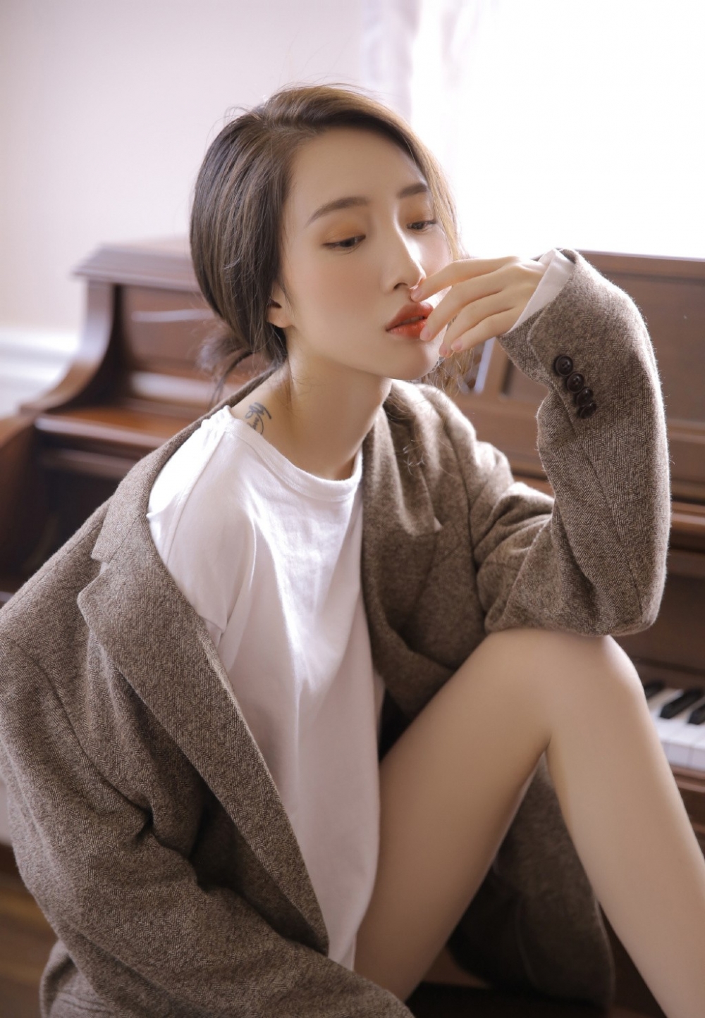 钢琴小姐姐白皙大长腿精选图片  第2张