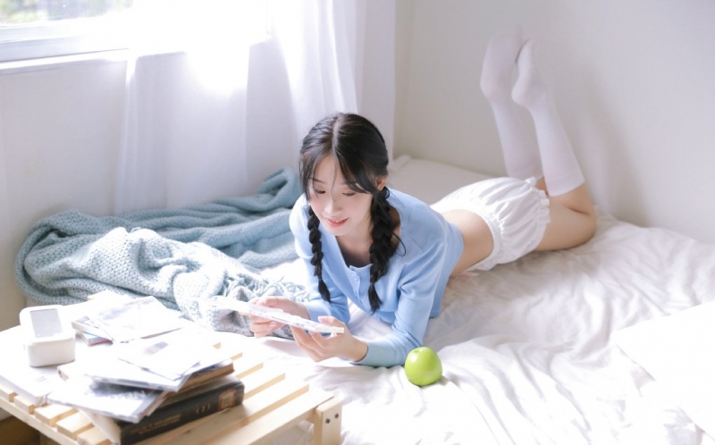 麻花辫美少女白丝美腿床上写真  第5张