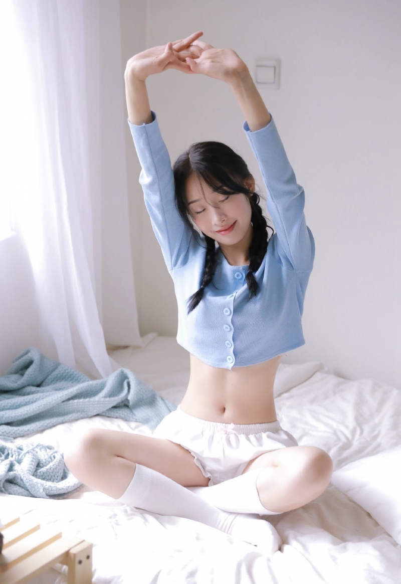 麻花辫美少女白丝美腿床上写真  第6张